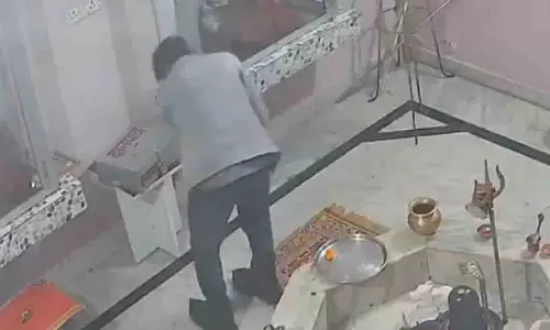 Uttar Pradesh के अमरोहा जिले में एक आदमी ने दान पेटी से कैश चुराया
