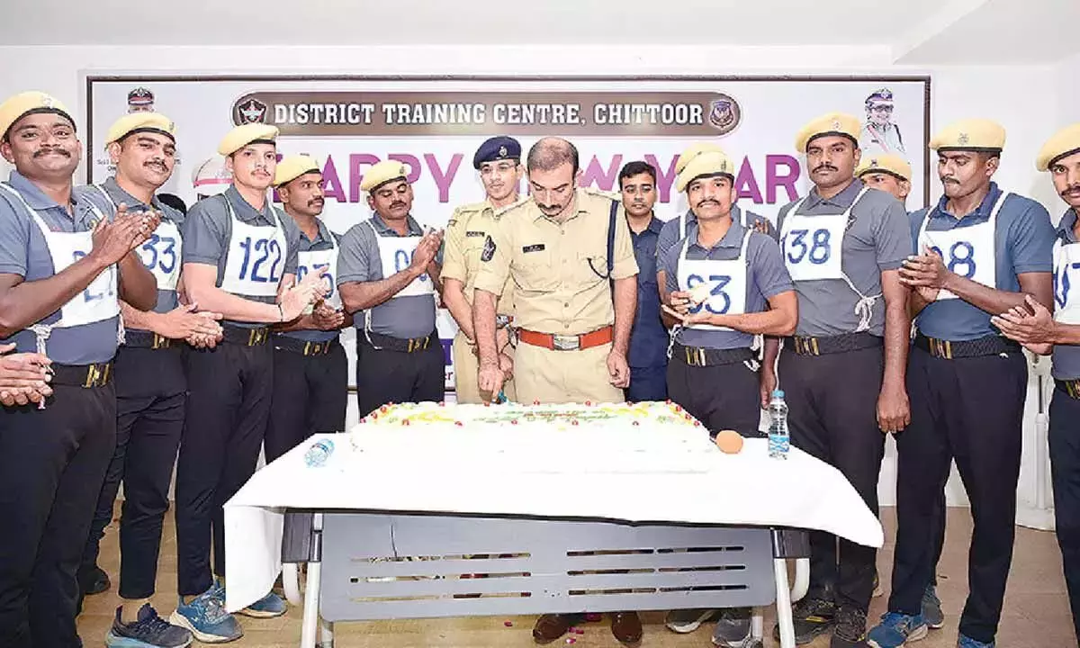 SP ने पुलिस ट्रेनीज़ के साथ नए साल का जश्न मनाया