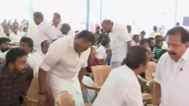 kerala: पेरुन्ना में राजनीति का ड्रामा, चेन्निथला ने MLA को नजरअंदाज किया kerala: पेरुन्ना में राजनीति का ड्रामा, चेन्निथला ने MLA को नजरअंदाज किया