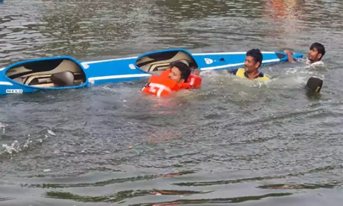 नाव दौड़ की तैयारियों के दौरान नहर में गिरने के बाद कलेक्टर को बचाया गया