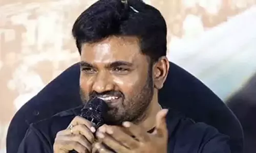 Prabhas की द राजा साब: मारुति के बयानों ने सोशल मीडिया पर मचाया तहलका Prabhas की द राजा साब: मारुति के बयानों ने सोशल मीडिया पर मचाया तहलका