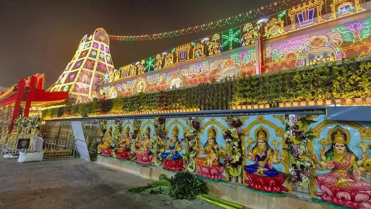 आम भक्तों को तिरुमाला में वैकुंठ द्वार दर्शन की अनुमति दी गई आम भक्तों को तिरुमाला में वैकुंठ द्वार दर्शन की अनुमति दी गई