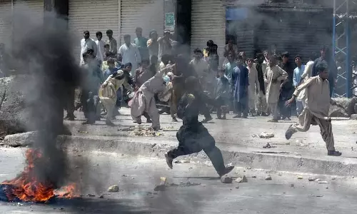 Balochistan के सिबी में ग्रेनेड हमला: 1 की मौत, 5 घायल Balochistan के सिबी में ग्रेनेड हमला: 1 की मौत, 5 घायल