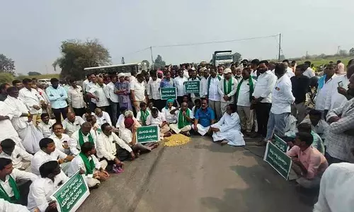 Adilabad में सोयाबीन खरीद को लेकर विरोध प्रदर्शन जारी