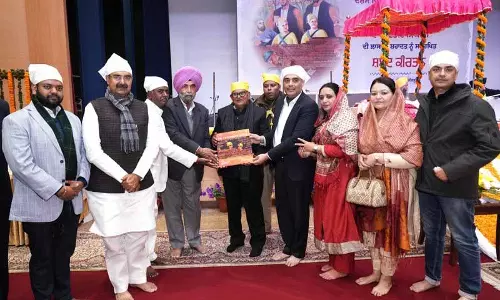 राज्यपाल कटारिया को Shri Fatehgarh Sahib-सर्वोच्च बलिदानों की भूमि पुस्तक भेंट की गई