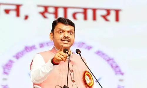 CM ने लिटरेरी कॉन्फ्रेंस स्टेज से फ़ोन किया, बताया किससे बात की CM ने लिटरेरी कॉन्फ्रेंस स्टेज से फ़ोन किया, बताया किससे बात की