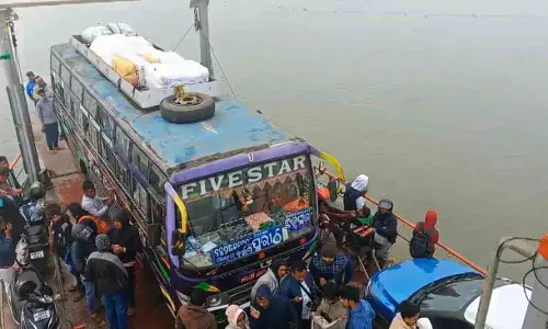 घने कोहरे के चलते चिल्का झील में सुबह 11 बजे तक नाव सेवाएं सस्पेंड घने कोहरे के चलते चिल्का झील में सुबह 11 बजे तक नाव सेवाएं सस्पेंड
