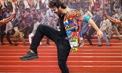 Prabhas ने लिया पे-कट: सुपरस्टार की सादगी ने जीता फैंस का दिल Prabhas ने लिया पे-कट: सुपरस्टार की सादगी ने जीता फैंस का दिल