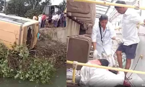 Bhadradri कोठागुडेम में इंग्लैंड कॉलेज बस पलटी; कई छात्र घायल