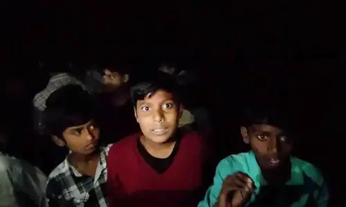 Sangareddy के सरकारी स्कूल में बिजली न होने पर छात्रों ने विरोध प्रदर्शन किया