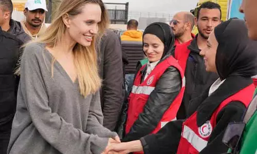 Rafah बॉर्डर पहुंचीं एंजेलिना जोली: मानवीय मदद का लिया जायजा Rafah बॉर्डर पहुंचीं एंजेलिना जोली: मानवीय मदद का लिया जायजा