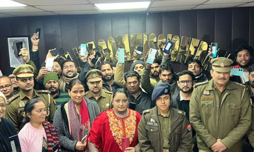 नोएडा पुलिस ने 25 लाख रुपये के 77 गुम मोबाइल ढूंढ निकाले, उनके मालिकों को लौटाए