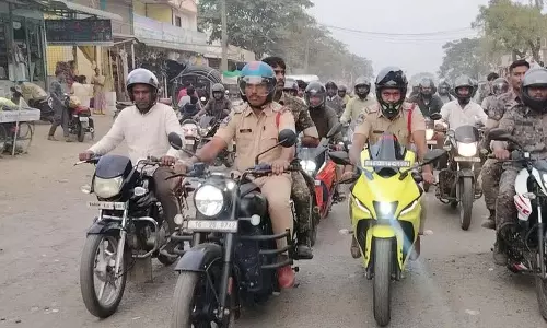 जैनूर में helmet पहनकर जान बचाने के लिए जागरूकता रैली निकाली गई जैनूर में helmet पहनकर जान बचाने के लिए जागरूकता रैली निकाली गई