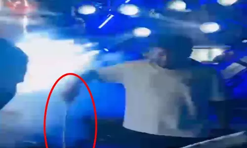 डीडी नगर में युवक ने तलवार से काटा केक, देखें VIDEO... डीडी नगर में युवक ने तलवार से काटा केक, देखें VIDEO...