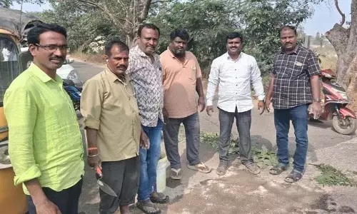 Friends Youth के सदस्यों ने सड़क के गड्ढे भरे Friends Youth के सदस्यों ने सड़क के गड्ढे भरे