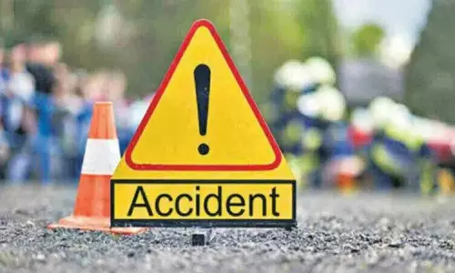 Khammam में स्कूल बस नहर में पलटने से 40 छात्र घायल