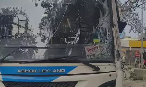 Government bus डंपर से टकराई, 10 यात्री घायल Government bus डंपर से टकराई, 10 यात्री घायल
