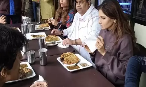 नए साल के मौके पर परिवार के साथ अमृतसर पहुंचे कीकू शारदा, लिया कुलचों का स्वाद नए साल के मौके पर परिवार के साथ अमृतसर पहुंचे कीकू शारदा, लिया कुलचों का स्वाद