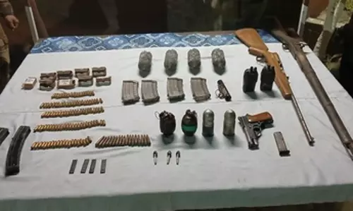 सुरक्षाबलों ने दो आतंकवादियों को किया गिरफ्तार, भारी मात्रा में गोला-बारूद बरामद