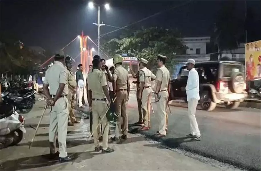 Karnataka:कांग्रेस नेताओं के समर्थकों में हिंसक झड़प, एक की मौत Karnataka:कांग्रेस नेताओं के समर्थकों में हिंसक झड़प, एक की मौत