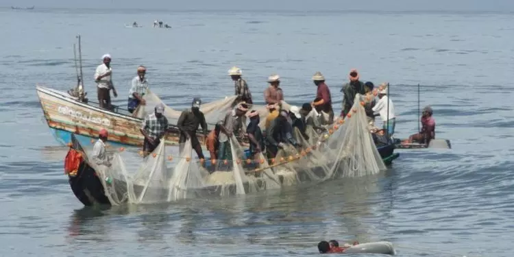 Odisha ने गहिरमाथा समुद्री अभ्यारण्य में अवैध रूप से मछली पकड़ने के आरोप में आंध्र के 10 मछुआरों को गिरफ्तार किया Odisha ने गहिरमाथा समुद्री अभ्यारण्य में अवैध रूप से मछली पकड़ने के आरोप में आंध्र के 10 मछुआरों को गिरफ्तार किया