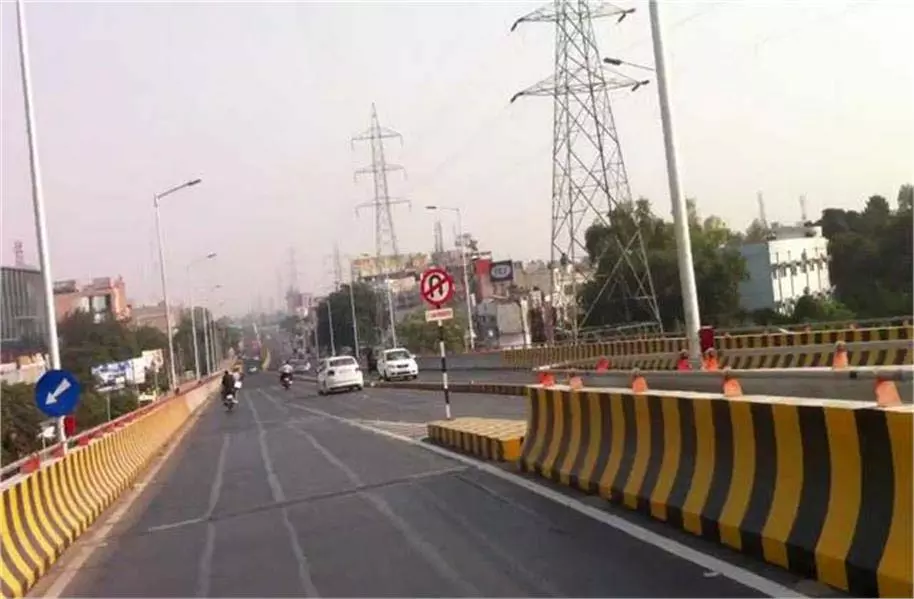 Jalandhar : बी.एम.सी. चौक फ्लाईओवर पर ट्रक-कार की टक्कर, बड़ा हादसा टला Jalandhar : बी.एम.सी. चौक फ्लाईओवर पर ट्रक-कार की टक्कर, बड़ा हादसा टला