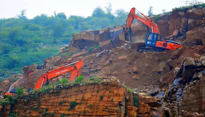 माइनिंग माफिया ने Aravalli में अवैध सड़क के लिए 1 करोड़ की रिश्वत दी: चार्जशीट माइनिंग माफिया ने Aravalli में अवैध सड़क के लिए 1 करोड़ की रिश्वत दी: चार्जशीट