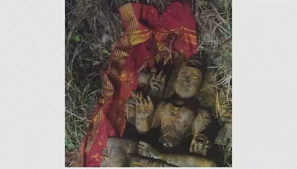 Tamil Nadu: सुलूर के पास सड़क किनारे पड़ी अम्मन की मूर्ति Tamil Nadu: सुलूर के पास सड़क किनारे पड़ी अम्मन की मूर्ति