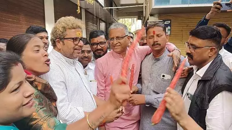 Nashik : टिकट को लेकर बगावत के बीच BJP के वफादारों ने शहर अध्यक्ष को गाजर की पेशकश की Nashik : टिकट को लेकर बगावत के बीच BJP के वफादारों ने शहर अध्यक्ष को गाजर की पेशकश की