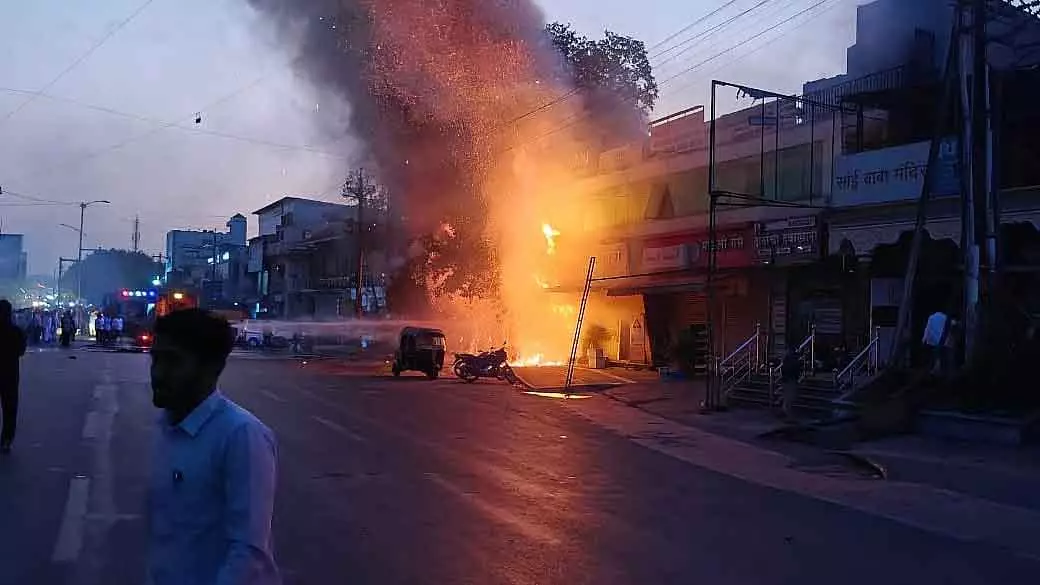 Pune : पिंपरी-चिंचवाड़ के कालेवाड़ी इलाके में पटाखों की दुकान में भीषण आग लग गई Pune : पिंपरी-चिंचवाड़ के कालेवाड़ी इलाके में पटाखों की दुकान में भीषण आग लग गई