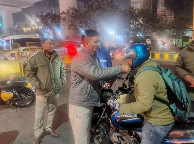 NY ईव पर शहर में ट्रैफिक नियमों के उल्लंघन में तीन गुना बढ़ोतरी देखी गई NY ईव पर शहर में ट्रैफिक नियमों के उल्लंघन में तीन गुना बढ़ोतरी देखी गई
