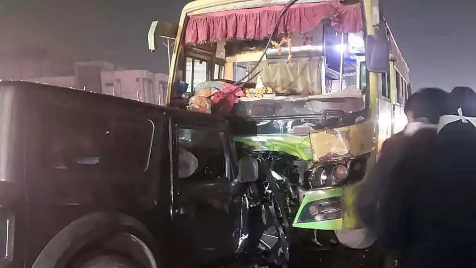 Indore : SUV-बस की आमने-सामने टक्कर में 28 साल के युवक की मौत, दोस्त घायल Indore : SUV-बस की आमने-सामने टक्कर में 28 साल के युवक की मौत, दोस्त घायल