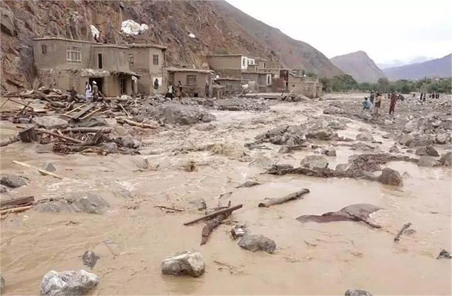 Afghanistan:भारी बारिश के कारण अचानक आई बाढ़ में कम से कम 17 लोगों की मौत, 11 घायल Afghanistan:भारी बारिश के कारण अचानक आई बाढ़ में कम से कम 17 लोगों की मौत, 11 घायल