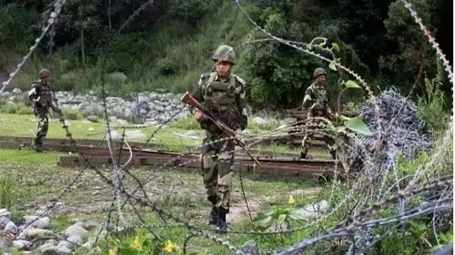 सेना ने J&K के पुंछ में ड्रोन से गिराए गए बैग से गोला-बारूद और IED बरामद किया सेना ने J&K के पुंछ में ड्रोन से गिराए गए बैग से गोला-बारूद और IED बरामद किया