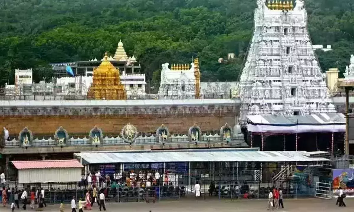 Andhra: वैकुंठ द्वार दर्शन के बीच तिरुपति में भक्तों की भीड़ बढ़ी Andhra: वैकुंठ द्वार दर्शन के बीच तिरुपति में भक्तों की भीड़ बढ़ी