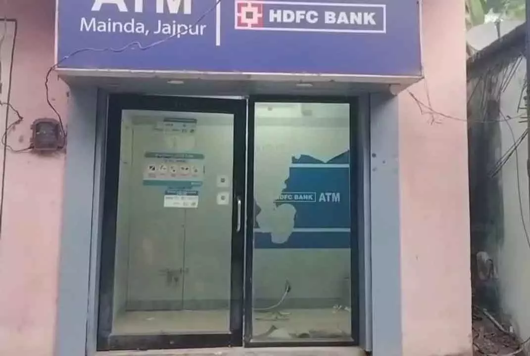 ओडिशा के जाजपुर में बदमाशों ने ATM उखाड़ा और मशीन लेकर माल ढोने वाले ऑटो-रिक्शा पर सवार होकर भाग गए ओडिशा के जाजपुर में बदमाशों ने ATM उखाड़ा और मशीन लेकर माल ढोने वाले ऑटो-रिक्शा पर सवार होकर भाग गए