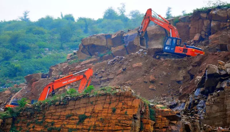 Haryana : माइनिंग माफिया ने अरावली में गैर-कानूनी सड़क बनाने के लिए Haryana : माइनिंग माफिया ने अरावली में गैर-कानूनी सड़क बनाने के लिए