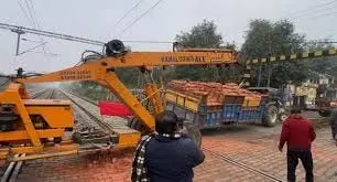 Jalandhar : फाटक पर ईंटों से भरी ट्राली का टूटा एक्सल, डेढ़ घंटे तक रुकीं ट्रेनें Jalandhar : फाटक पर ईंटों से भरी ट्राली का टूटा एक्सल, डेढ़ घंटे तक रुकीं ट्रेनें