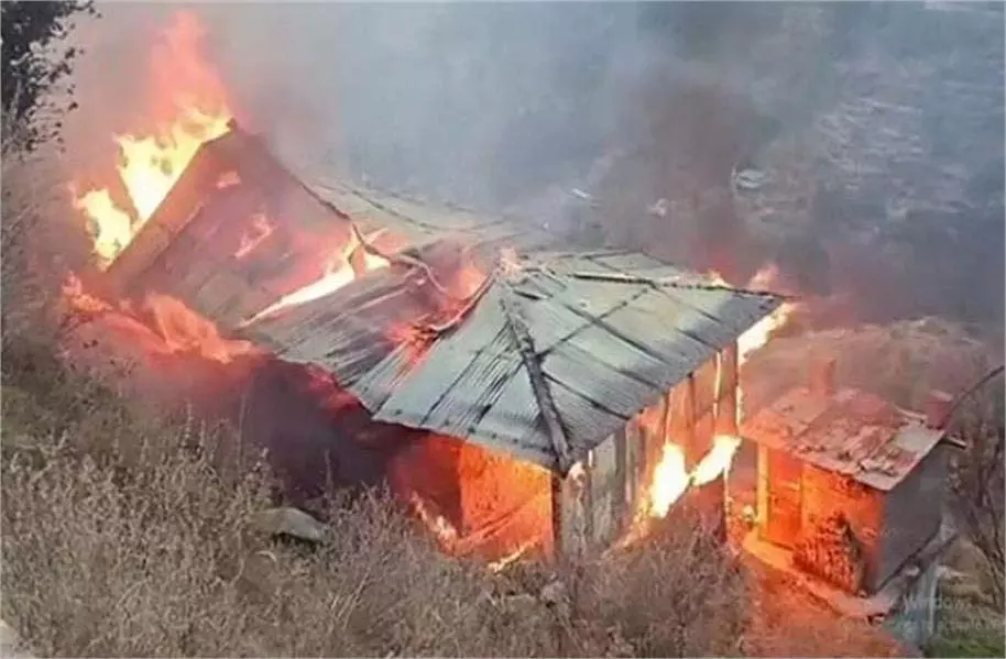 Himachal Pradesh: रिहायशी इमारत में लगी आग, संपत्ति नुकसान Himachal Pradesh: रिहायशी इमारत में लगी आग, संपत्ति नुकसान
