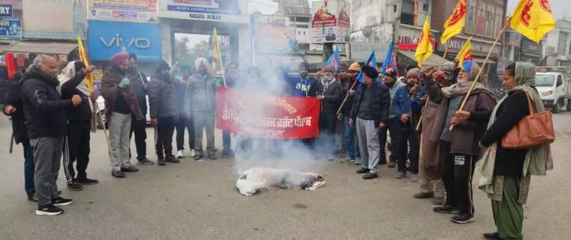 मजदूर नेता की गिरफ्तारी पर Punjab सरकार का पुतला जलाया मजदूर नेता की गिरफ्तारी पर Punjab सरकार का पुतला जलाया