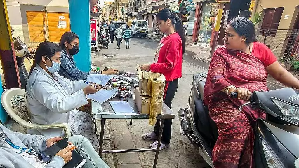 Indore में डायरिया से चार लोगों की मौत, 1400 से ज़्यादा बीमार: लैब ने कन्फर्म किया कि इसकी वजह गंदा पानी है Indore में डायरिया से चार लोगों की मौत, 1400 से ज़्यादा बीमार: लैब ने कन्फर्म किया कि इसकी वजह गंदा पानी है