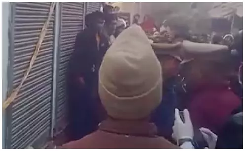 बाप रे! अकेली देखकर घर में घुसा अधेड़, छेड़छाड़ की तो लड़की ने फरसे से उतार दिया मौत के घाट बाप रे! अकेली देखकर घर में घुसा अधेड़, छेड़छाड़ की तो लड़की ने फरसे से उतार दिया मौत के घाट