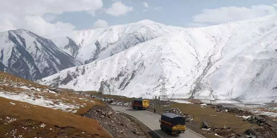 मुगल रोड, सिंथन टॉप रोड बंद मुगल रोड, सिंथन टॉप रोड बंद