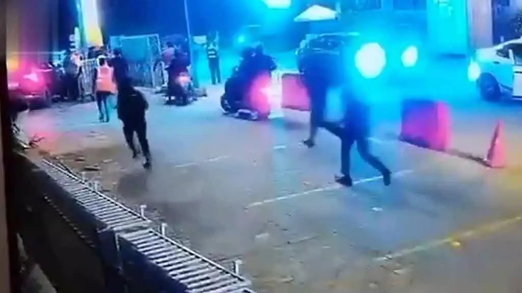 New Year की शाम को कार ने भीड़ में घुसाया: एक आदमी ने कार से भीड़ में टक्कर मारी, जिससे चार लोग घायल हो गए New Year की शाम को कार ने भीड़ में घुसाया: एक आदमी ने कार से भीड़ में टक्कर मारी, जिससे चार लोग घायल हो गए