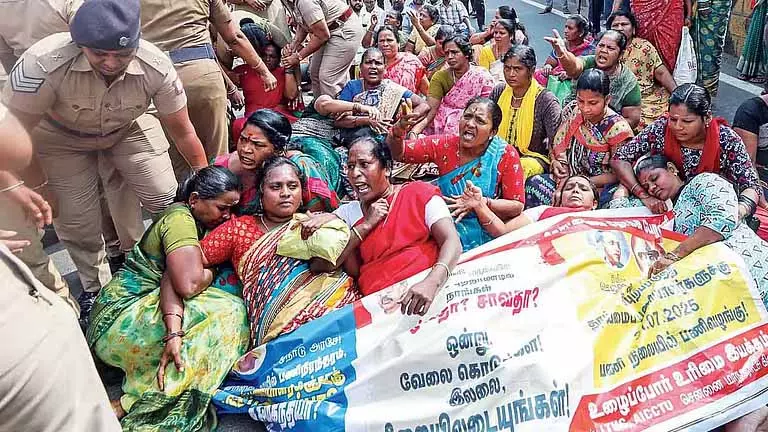 Chennai: सफ़ाई कर्मचारी को हिरासत में लिए जाने के दौरान दौरा पड़ा Chennai: सफ़ाई कर्मचारी को हिरासत में लिए जाने के दौरान दौरा पड़ा