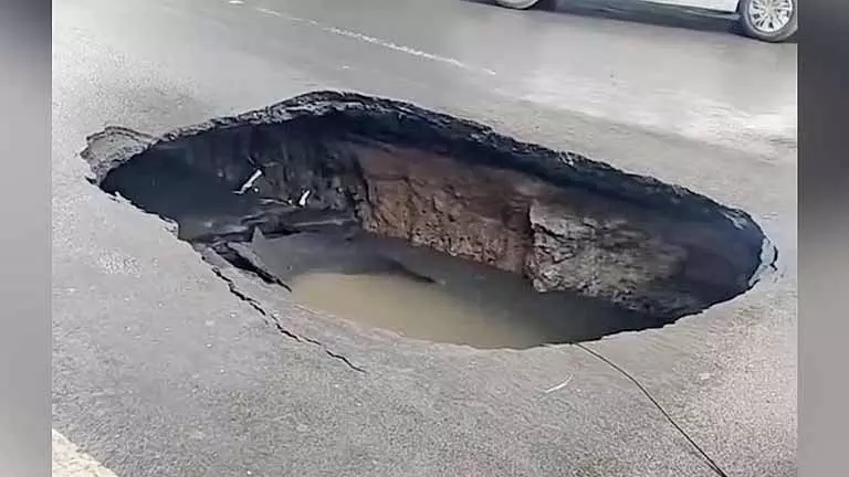 Chennai: आरके मठ रोड का एक हिस्सा सीवर लाइन कमजोर होने की वजह से धंस गया Chennai: आरके मठ रोड का एक हिस्सा सीवर लाइन कमजोर होने की वजह से धंस गया