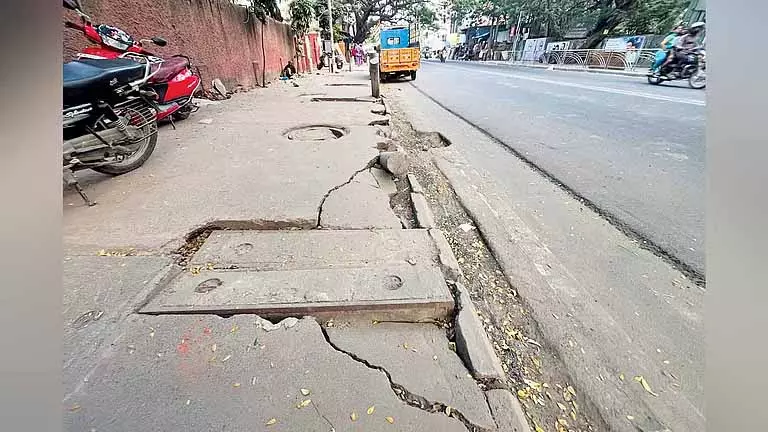 Chennai: खराब रखरखाव वाले पेरम्बूर हाई रोड फुटपाथ से पैदल चलने वालों को परेशानी होती है Chennai: खराब रखरखाव वाले पेरम्बूर हाई रोड फुटपाथ से पैदल चलने वालों को परेशानी होती है