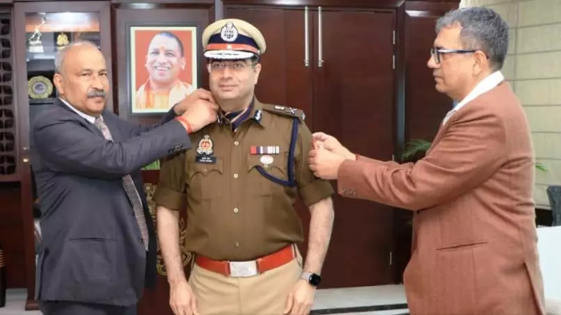 Lucknow: डीजीपी राजीव कृष्ण ने पुलिस अधिकारियों को दी पिपिंग सेरेमनी में नई पहचान Lucknow: डीजीपी राजीव कृष्ण ने पुलिस अधिकारियों को दी पिपिंग सेरेमनी में नई पहचान