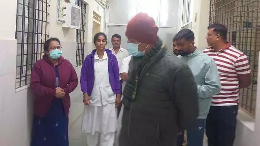 MLA सुबह-सुबह मास्क पहनकर मगदी सरकारी अस्पताल गए MLA सुबह-सुबह मास्क पहनकर मगदी सरकारी अस्पताल गए