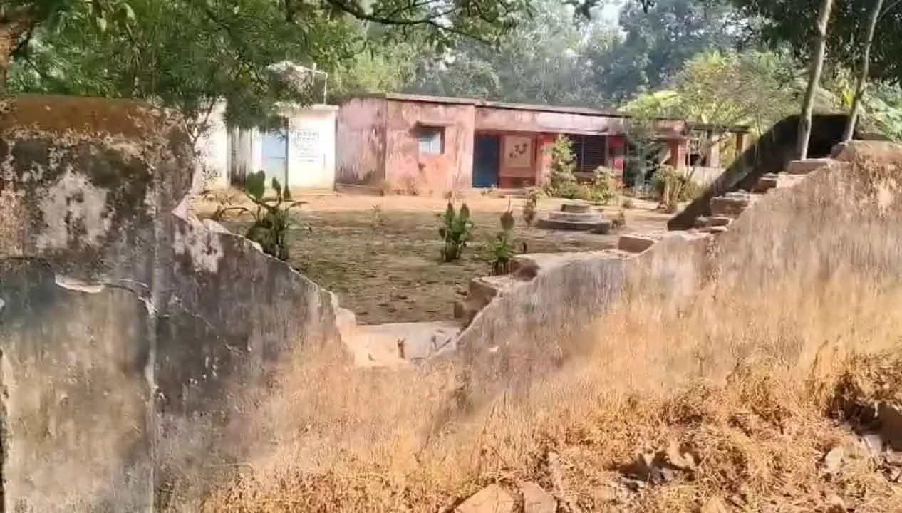 Odisha के सुंदरगढ़ में प्राइमरी स्कूल में हाथी के उत्पात से दहशत फैल गई Odisha के सुंदरगढ़ में प्राइमरी स्कूल में हाथी के उत्पात से दहशत फैल गई